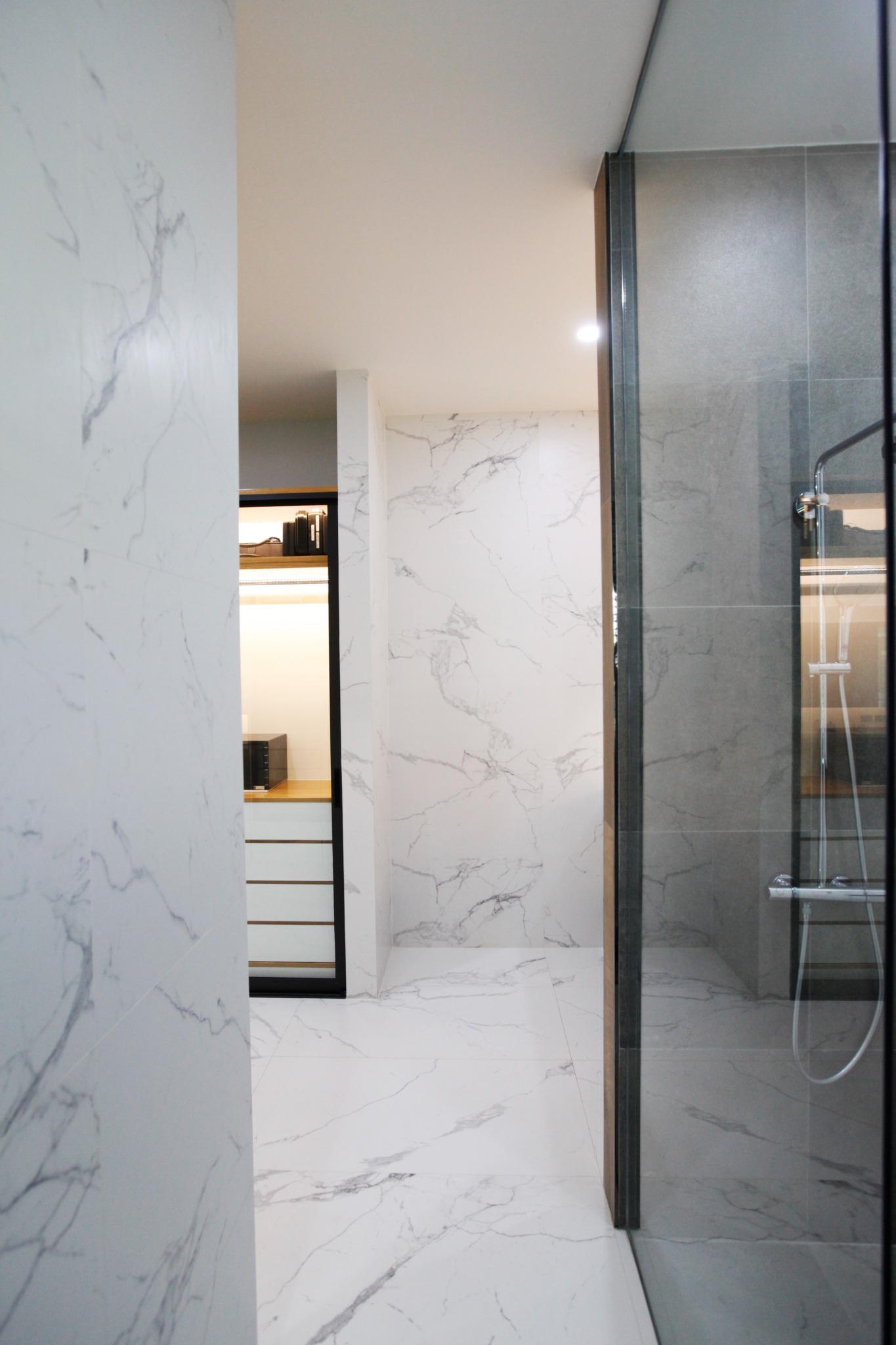 Marble wall and mirror detail in the bathroom and dressing area